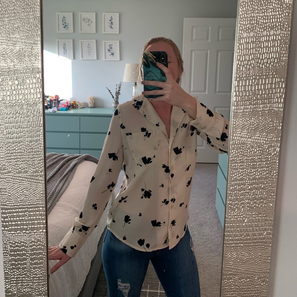 Who what wear button up blouse cream and black- size xs